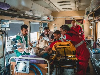 Un paciente gravemente herido de guerra es trasladado en el tren médico de MSF desde el este de Ucrania hasta Lviv.