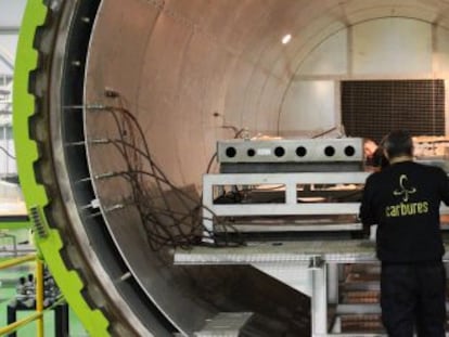 Un t&eacute;cnico de Carbures introduce piezas en el horno autoclave.