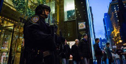 Agentes armados de la NYPD ante la Trump Tower