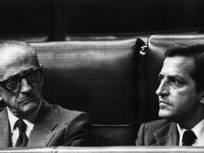 El Presidente del Gobierno, Aldolfo Su&aacute;rez y el Vicepresidente para asuntos de Defensa, Gutierrez Mellado, en 1977. 