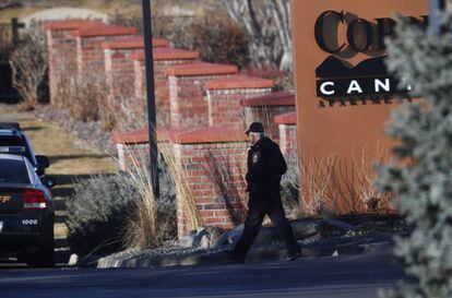 Un policía en el lugar del tiroteo a las afueras de Denver