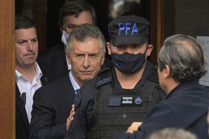 El expresidente de Argentina Mauricio Macri sale de los tribunales Federales de Dolores tras declarar en una causa por presunto espionaje ilegal.