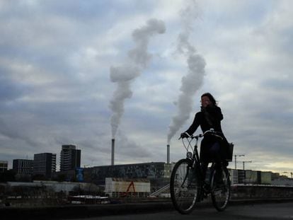Una mujer en bicicleta en París este diciembre.