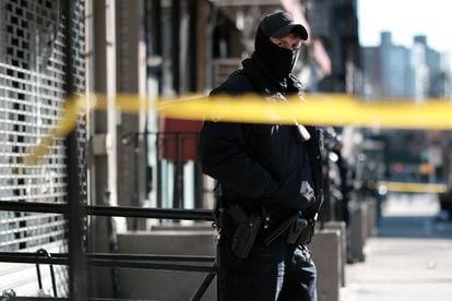 Un policía custodia el acceso al edificio donde dos agentes fueron asesinados en acto de servicio el 22 de enero, en Harlem (Nueva York).