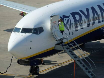 Un avi&oacute;n de Ryanair en el aeropuerto de Valencia.