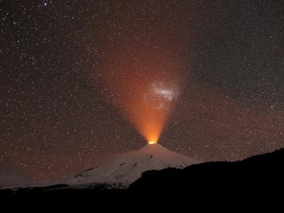 El volcán de Villarrica visto por la noche desde Pucon (Chile).
