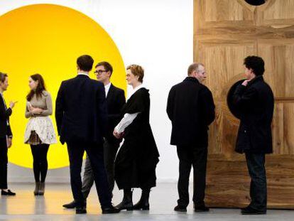 A la izquierda, 'Sin título' (2010), de Anish Kapoor, y a la derecha 'Moon Chest' (2008), de Ai Weiwei, en la Lisson Gallery, en la feria Frieze en Nueva York.