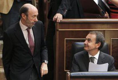 El presidente del Gobierno, José Luis Rodríguez Zapatero, mira al candidato del PSOE a la Presidencia del Gobierno, Alfredo Pérez Rubalcaba, durante el pleno del pasado miércoles en el Congreso.