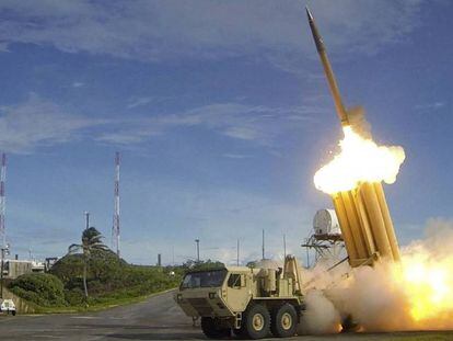Esta imagen cedida por el Departamento de Defensa de los EE UU muestra el sistema antimisiles THAAD, desplegado en Corea del Sur. En vídeo, las reacciones de China.