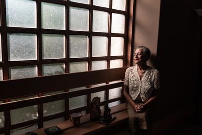 La cantante peruana Susana Baca, posa para un retrato en su casa en la localidad sureña de Santa Bárbara.