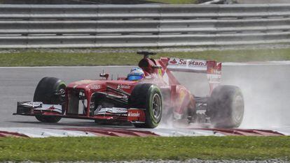 Alonso apura una recta durante la clasificación.