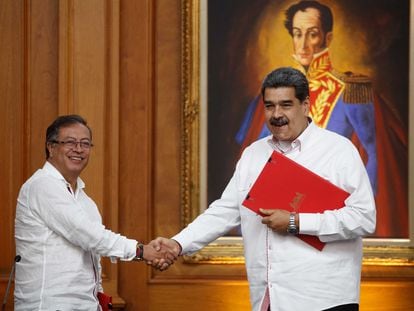 Gustavo Petro y Nicolás Maduro durante una reunión en Caracas, el 1 de noviembre de 2022.