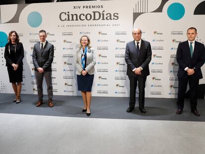 Luis Bardaji, CEO de Truksters; Regla Bejarano, directora de la Fundación Cruzcampo; Francisco Cortés Martínez, director ejecutivo de Sensia; la vicepresidenta primera y ministra de Asuntos Económicos y Transformación Digital, Nadia Calviño; Rafael Mateo, CEO de Acciona Energía y Antón Martínez, director de Enagás Renovable.