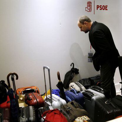 Cúmulo de maletas a la entrada del PSOE, en Ferraz, de asistentes a la reunión del Comité Federal del partido