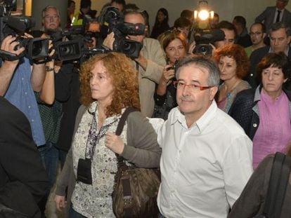 Jordi Ausàs a su llegada al juicio junto a su mujer.