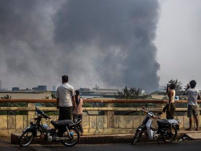 Una columna de humo sale de la zona industrial de Hlaing Thar Yar, en Yangón, la capital birmana, este domingo.