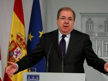 El presidente de la Junta de Castilla y León, Juan Vicente Herrera, durante la rueda de prensa tras reunirse con Pedro Sánchez.  