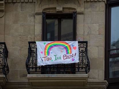 Un dibujo de un arcoiris y la frase "Todo irá bien" en San Sebastián el pasado 23 de marzo