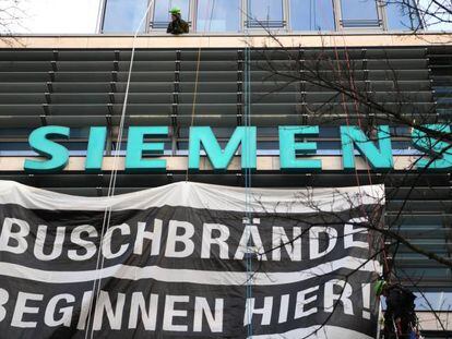 Activistas de Greenpeace instalan una pancarta en la sede de Siemens en protesta por su participación en el proyecto de carbón Carmichael, en Australia. 