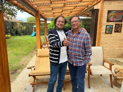Juan Fernando Petro y su hermano, Gustavo Petro, en la casa que tiene el presidente en Chía, al norte de Bogotá.
