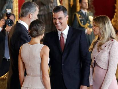 FOTO: Los Reyes, junto al presidente del Gobierno y su mujer en el Palacio Real. VÍDEO: La confusión de protocolo de Sánchez y Begoña Gómez.