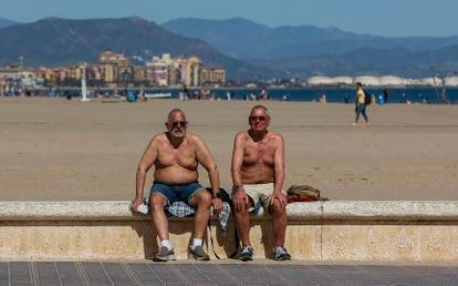 Dos hombres toman el sol en la playa de La Malvarrosa de Valencia, el viernes 10 de marzo.
