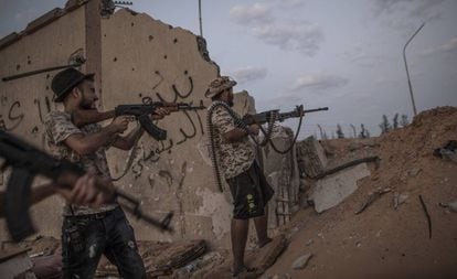Combatientes se enfrentan con las fuerzas del autodenominado Ejército Nacional Libio, dirigido por el general Jalifa Hafter, el pasado 21 de agosto en Trípoli.