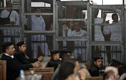 El periodista australiano de Al Jazeera, Peter Greste, durante su juicio en la prisión de Tora en Egipto hace dos años.