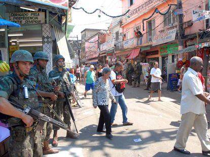 Fuerzas armadas ocupan el Complexo do Alem&atilde;o, en R&iacute;o de Janeiro, para garantizar la seguridad durante las elecciones municipales de 2008. 