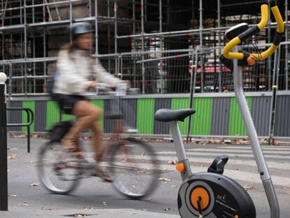 Una mujer se moviliza en una bicicleta. AFP