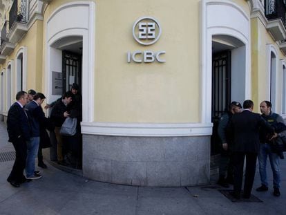 La sede del banco ICBC cuando fue registrado en febrero de 2016 por la Guardia Civil