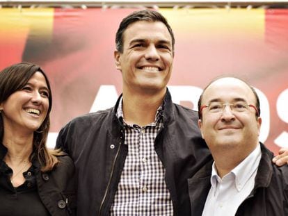 Pedro Sánchez, junto a Núria Parlon y Miquel Iceta.
