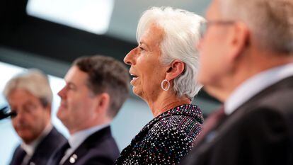 Desde la izquierda: el comisario europeo de Economía, Paolo Gentiloni, el presidente del Eurogrupo, Pascal Donohoe, la presidenta del BCE, Christine Lagarde, y el máximo responsable del MEDE, Klaus Regling.