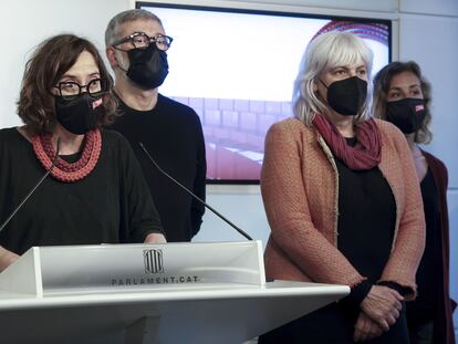 De izquierda a derecha, Eulàlia Reguant, Carles Riera, Dolors Sabater y Laia Estrada, esta mañana, en el Parlament.