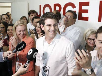 El exsocialista Jorge Rodrí­guez, ganador de las elecciones en Ontinyent. En vídeo: el azar escogerá al alcalde de Tolox.