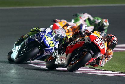 Marc Márquez, a la derecha, y Valentino Rossi en una curva durante la prueba de Moto GP del Campeonato del Mundo.