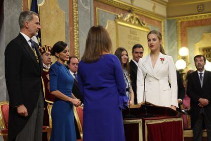La princesa de Asturias, Leonor de Borbón, jura la Constitución en presencia de las Cortes reunidas en el Congreso de los Diputados. 