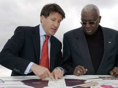 Coe, a la izquierda, y Diack, en 2009, ante unos planos de los Juegos de Londres.