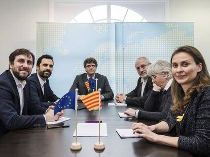 Els exconsellers Comín, Serret i Puig, amb l'expresident Puigdemont a Brussel·les, al gener.