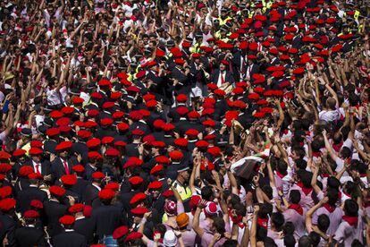 Una banda ameniza al público, tras el lanzamiento del chupinazo, para celebrar la inauguración oficial de las fiestas de San Fermín 2013.