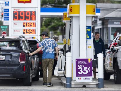 Varios automovilistas repostan en una gasolinera de Bethesda (Maryland, EE UU), el martes de la semana pasada.