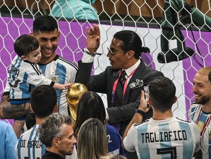 El restaurador turco Nusret Gökçe hace su famoso gesto sobre el trofeo del Mundial el pasado domingo 18 de diciembre, rodeado de jugadores de la selección argentina.