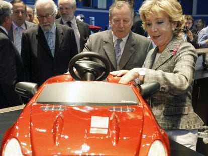 &Aacute;lvarez del Manzano y Esperanza Aguirre, en el Sal&oacute;n del Autom&oacute;vil en 2012.