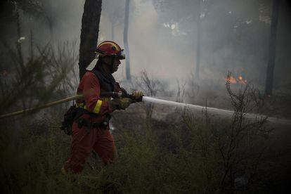 Miembros de la UME trabajan en el incendio forestal.