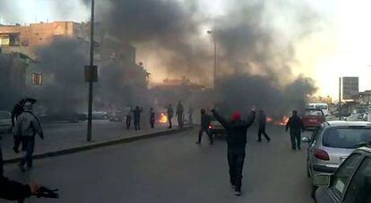 Imagen tomada de un vídeo de YouTube de una de las múltiples manifestaciones contra el régimen, en Jobar ( Siria).