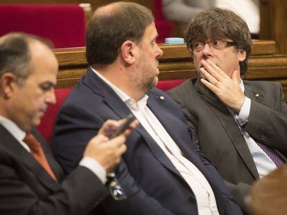 Puigdemont Junqueras y Turull hoy en el Parlament.