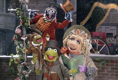 Los Teleñecos en Cuento de Navidad. (Brian Henson, 1992). Transportar la banda de Los Muppets al siglo XIX y meterlos en el Cuento de navidad de Charles Dickens era una oportunidad que no se podía dejar escapar aunque Miss Piggy protestara por el vestuario decimonónico acostumbrada como está a las plumas y a la pailleté. Para el personaje del avaro Mr. Scrooge se optó por Michael Caine y la combinación no pudo resultar más feliz.