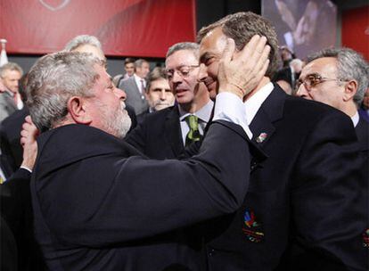 Un Lula eufórico consuela a José Luis Rodríguez Zapatero tras la votación del COI. En el centro, el alcalde de Madrid, Alberto Ruiz-Gallardón.