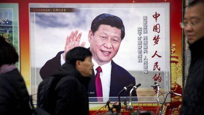 Un cartel propagand&iacute;stico en el que figura el presidente chino, Xi Jinping, en una calle de Beijing. 