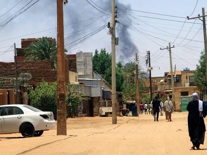 Columnas de humo en Jartum, la capital de Sudán, este miércoles.